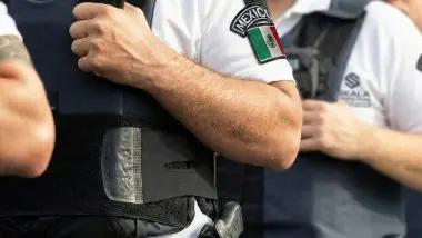 Guardias Armados – Servicio Guardias Armados alineados con las manos en el uniforme, mostrando una postura firme y de vigilancia.